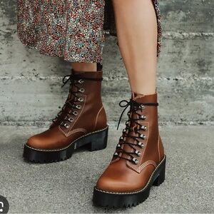 Dr. Martens Leona Boots